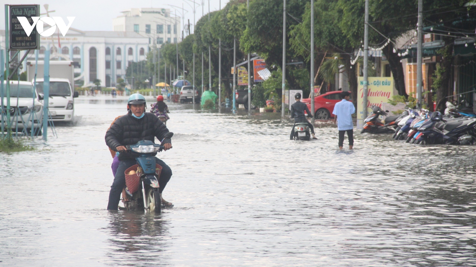 Nhiều tuyến đường nội ô thành phố Bạc Liêu ngập nặng sau mưa lớn